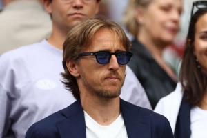 记者：莫德里奇将于周一抵达米兰，然后接受体检