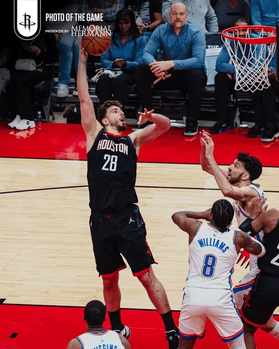 火箭晒申京赛场照：全场14分13板砍下两双，仍难阻球队失利