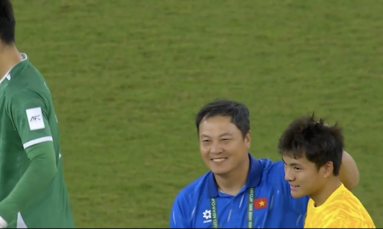 竞技宝入口-满眼欣赏！中国球迷老熟人李云在赛后与李昊交流，上演宠溺摸头杀